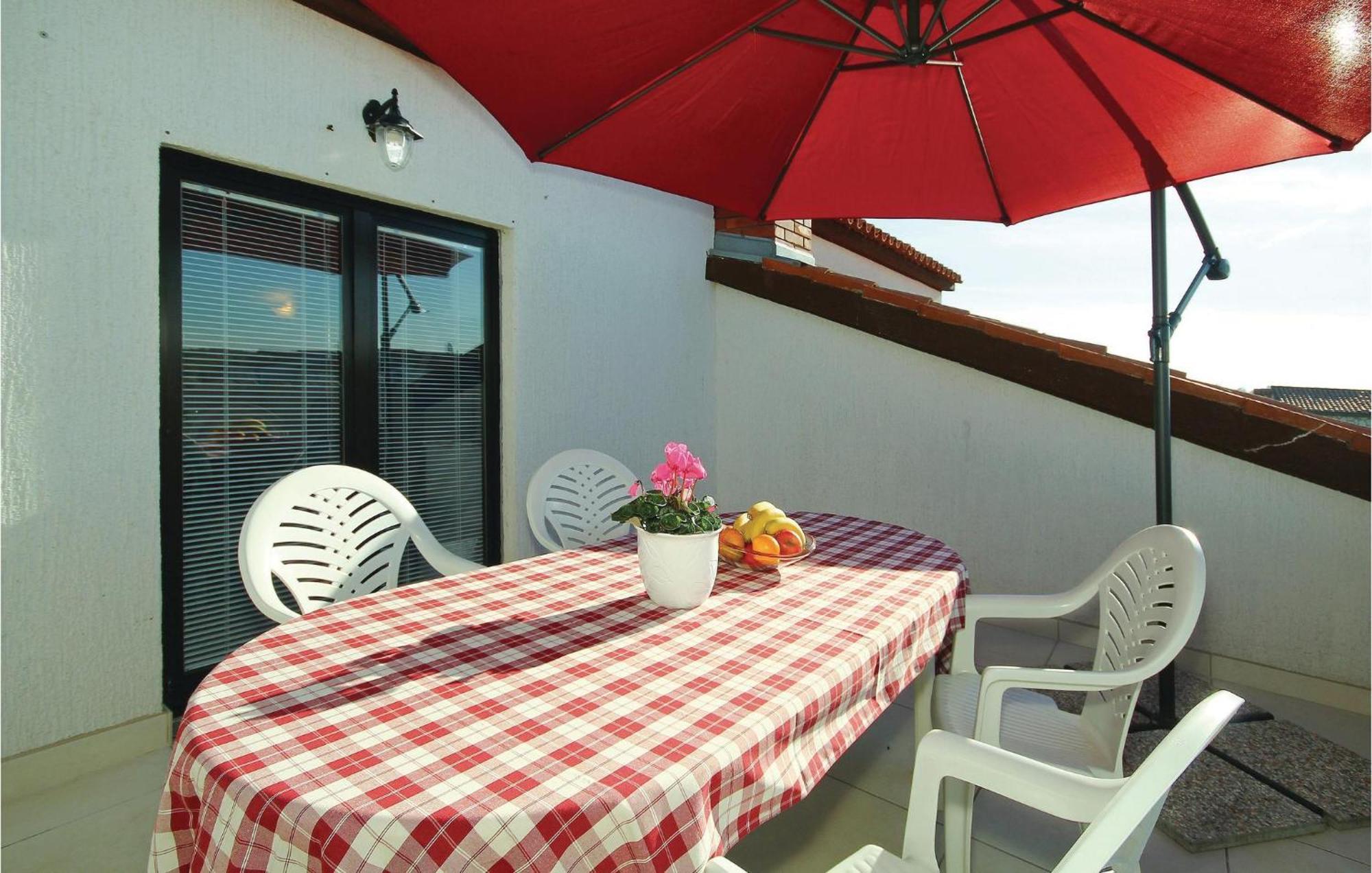 3 Bedroom Gorgeous Apartment In Porec Ngoại thất bức ảnh